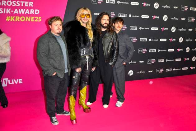 ABBbielefeld: Tokio Hotel, Bill Kaulitz ,Tom Kaulitz, Georg Listing, Gustav Schaefer zu Gast auf dem roten Teppich bei der Verleihung des WDR Musikpreis 1 Live Krone im Lokschuppen Bielefeld am 04.12.2025 NRW Deutschland