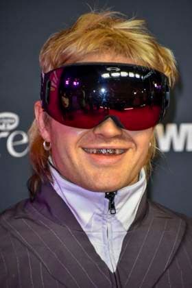 ABBbielefeld: Ski Aggu , August Jean Diederich Saenger zu Gast auf dem roten Teppich bei der Verleihung des WDR Musikpreis 1 Live Krone im Lokschuppen Bielefeld am 04.12.2025 NRW Deutschland