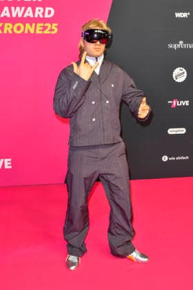 ABBbielefeld: Ski Aggu , August Jean Diederich Saenger zu Gast auf dem roten Teppich bei der Verleihung des WDR Musikpreis 1 Live Krone im Lokschuppen Bielefeld am 04.12.2025 NRW Deutschland