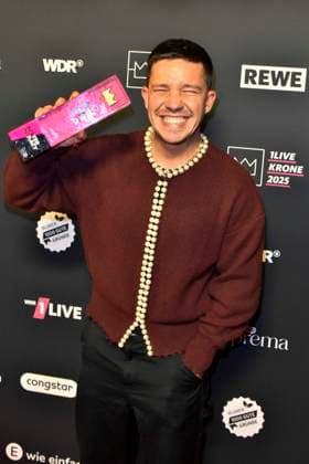 ABBbielefeld: Nico Santos Nico Wellenbrink Preistraeger mit Krone Saenger zu Gast auf dem roten Teppich bei der Verleihung des WDR Musikpreis 1 Live Krone im Lokschuppen Bielefeld am 04.12.2025 NRW Deutschland