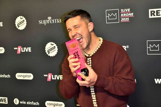 ABBbielefeld: Nico Santos Nico Wellenbrink Preistraeger mit Krone Saenger zu Gast auf dem roten Teppich bei der Verleihung des WDR Musikpreis 1 Live Krone im Lokschuppen Bielefeld am 04.12.2025 NRW Deutschland