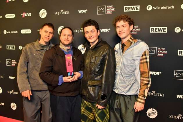 ABBbielefeld: Provinz , Vincent Waizenegger, Moritz Boesing,Robin Schmid, Leon Sennewald Preistraeger mit Krone Saenger zu Gast auf dem roten Teppich bei der Verleihung des WDR Musikpreis 1 Live Krone im Lokschuppen Bielefeld am 04.12.2025 NRW Deutschland