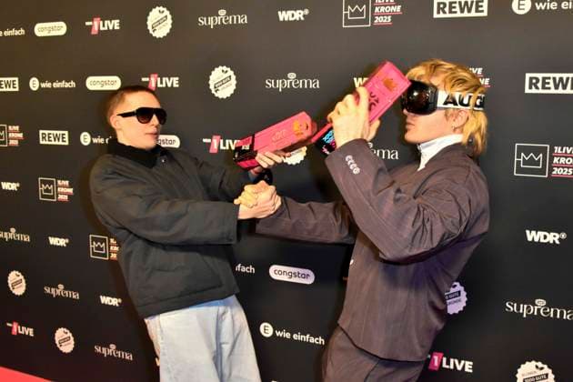 ABBbielefeld: Filow, Felix Nier Ski Aggu , August Jean Diederich Preistraeger mit Krone Saenger zu Gast auf dem roten Teppich bei der Verleihung des WDR Musikpreis 1 Live Krone im Lokschuppen Bielefeld am 04.12.2025 NRW Deutschland
