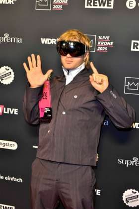 ABBbielefeld: Ski Aggu , August Jean Diederich Preistraeger mit Krone Saenger zu Gast auf dem roten Teppich bei der Verleihung des WDR Musikpreis 1 Live Krone im Lokschuppen Bielefeld am 04.12.2025 NRW Deutschland