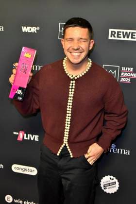 ABBbielefeld: Nico Santos Nico Wellenbrink Preistraeger mit Krone Saenger zu Gast auf dem roten Teppich bei der Verleihung des WDR Musikpreis 1 Live Krone im Lokschuppen Bielefeld am 04.12.2025 NRW Deutschland