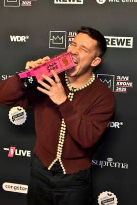 ABBbielefeld: Nico Santos Nico Wellenbrink Preistraeger mit Krone Saenger zu Gast auf dem roten Teppich bei der Verleihung des WDR Musikpreis 1 Live Krone im Lokschuppen Bielefeld am 04.12.2025 NRW Deutschland