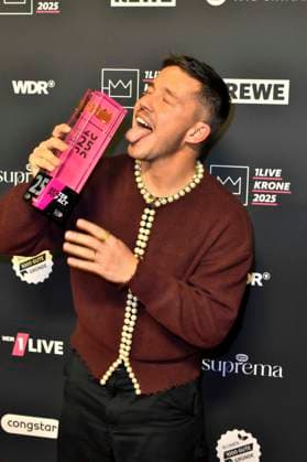 ABBbielefeld: Nico Santos Nico Wellenbrink Preistraeger mit Krone Saenger zu Gast auf dem roten Teppich bei der Verleihung des WDR Musikpreis 1 Live Krone im Lokschuppen Bielefeld am 04.12.2025 NRW Deutschland
