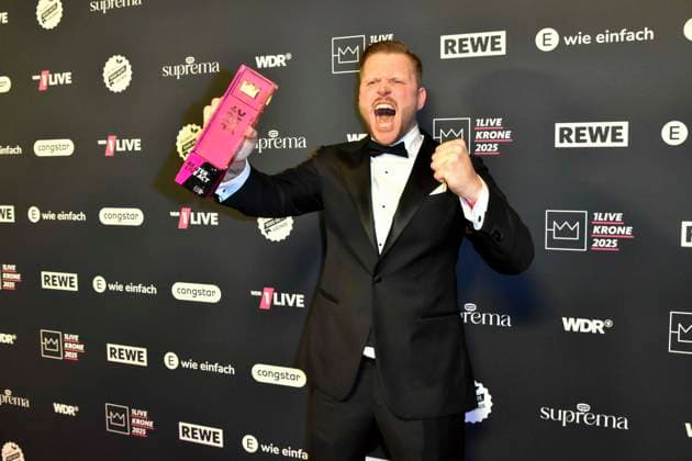 ABBbielefeld: Finch, Nils Wehowsky Preistraeger mit Krone Saenger zu Gast auf dem roten Teppich bei der Verleihung des WDR Musikpreis 1 Live Krone im Lokschuppen Bielefeld am 04.12.2025 NRW Deutschland