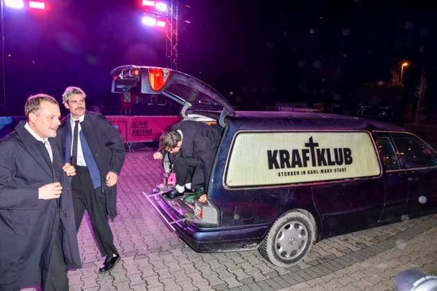 ABBbielefeld: Kraftklub , ( Felix Kummer, Karl Schumann, Till Kummer, Steffen Thiede, Max Marschk) kommen im Leichenwagen zum roten Teppich bei der Verleihung des WDR Musikpreis 1 Live Krone im Lokschuppen Bielefeld am 04.12.2025 NRW Deutschland
