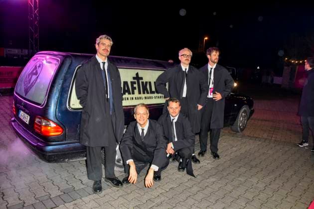 ABBbielefeld: Kraftklub , ( Felix Kummer, Karl Schumann, Till Kummer, Steffen Thiede, Max Marschk) kommen im Leichenwagen zum roten Teppich bei der Verleihung des WDR Musikpreis 1 Live Krone im Lokschuppen Bielefeld am 04.12.2025 NRW Deutschland *** ABBbielefeld Kraftklub , Felix Kummer, Karl Schumann, Till Kummer, Steffen Thiede, Max Marschk arrive in the hearse to the red carpet at the WDR Music Award 1 Live Krone ceremony at Lokschuppen Bielefeld on 04 12 2025 NRW Germany