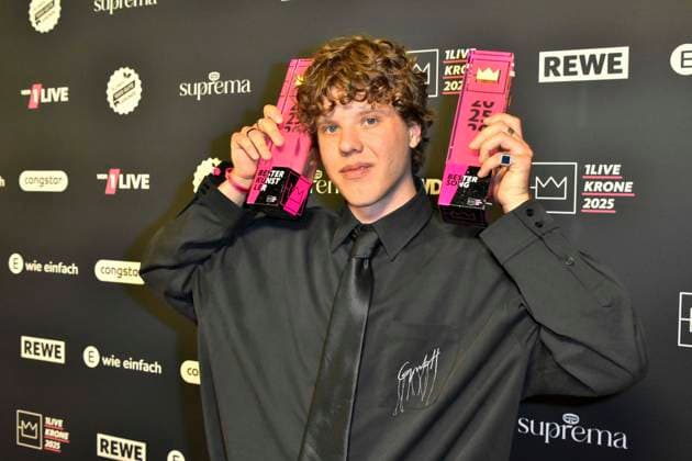 ABBbielefeld: Zartmann Preistraeger mit Krone Saenger zu Gast auf dem roten Teppich bei der Verleihung des WDR Musikpreis 1 Live Krone im Lokschuppen Bielefeld am 04.12.2025 NRW Deutschland *** ABBbielefeld Zartmann Prizewinner with Krone Saenger as guest on the red carpet at the WDR Music Prize 1 Live Krone award ceremony at the Lokschuppen Bielefeld on 04 12 2025 NRW Germany