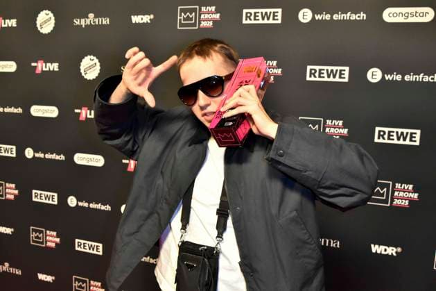 ABBbielefeld: Filow, Felix Nier Preistraeger mit Krone Saenger zu Gast auf dem roten Teppich bei der Verleihung des WDR Musikpreis 1 Live Krone im Lokschuppen Bielefeld am 04.12.2025 NRW Deutschland