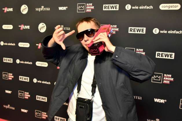 ABBbielefeld: Filow, Felix Nier Preistraeger mit Krone Saenger zu Gast auf dem roten Teppich bei der Verleihung des WDR Musikpreis 1 Live Krone im Lokschuppen Bielefeld am 04.12.2025 NRW Deutschland
