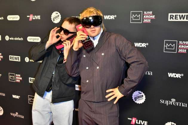 ABBbielefeld: Filow, Felix Nier Ski Aggu , August Jean Diederich Preistraeger mit Krone Saenger zu Gast auf dem roten Teppich bei der Verleihung des WDR Musikpreis 1 Live Krone im Lokschuppen Bielefeld am 04.12.2025 NRW Deutschland