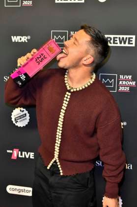 ABBbielefeld: Nico Santos Nico Wellenbrink Preistraeger mit Krone Saenger zu Gast auf dem roten Teppich bei der Verleihung des WDR Musikpreis 1 Live Krone im Lokschuppen Bielefeld am 04.12.2025 NRW Deutschland