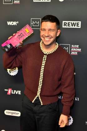 ABBbielefeld: Nico Santos Nico Wellenbrink Preistraeger mit Krone Saenger zu Gast auf dem roten Teppich bei der Verleihung des WDR Musikpreis 1 Live Krone im Lokschuppen Bielefeld am 04.12.2025 NRW Deutschland