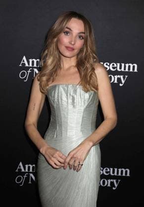 December 4, 2025, New York, New York, USA: SNL cast CHLOE FINEMAN seen during the red carpet arrivals for American Museum of Natural History Ã¢â‚¬ËœThe Museum GalaÃ¢â‚¬â ¢ 2025 held at AMNH. New York USA - ZUMAk03_ 20251204_zaf_k03_097 Copyright: xNancyxKaszermanx
