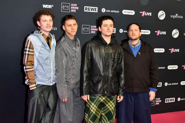 ABBbielefeld: Provinz , Vincent Waizenegger, Moritz Bösing,Robin Schmid, Leon Sennewald Saenger zu Gast auf dem roten Teppich bei der Verleihung des WDR Musikpreis 1 Live Krone im Lokschuppen Bielefeld am 04.12.2025 NRW Deutschland