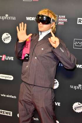 ABBbielefeld: Ski Aggu , August Jean Diederich Preistraeger mit Krone Saenger zu Gast auf dem roten Teppich bei der Verleihung des WDR Musikpreis 1 Live Krone im Lokschuppen Bielefeld am 04.12.2025 NRW Deutschland
