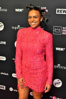 ABBbielefeld: Aminata Belli Saengerin zu Gast auf dem roten Teppich bei der Verleihung des WDR Musikpreis 1 Live Krone im Lokschuppen Bielefeld am 04.12.2025 NRW Deutschland