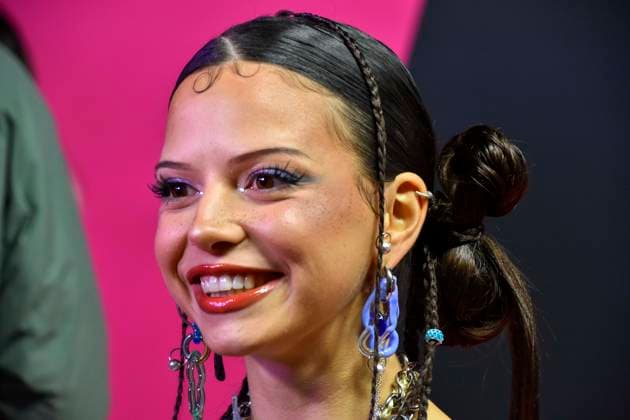 ABBbielefeld: Nina Chuba, Nina Katrin Kaiser Saengerin zu Gast auf dem roten Teppich bei der Verleihung des WDR Musikpreis 1 Live Krone im Lokschuppen Bielefeld am 04.12.2025 NRW Deutschland