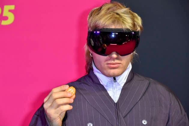 ABBbielefeld: Ski Aggu , August Jean Diederich zu Gast auf dem roten Teppich bei der Verleihung des WDR Musikpreis 1 Live Krone im Lokschuppen Bielefeld am 04.12.2025 NRW Deutschland