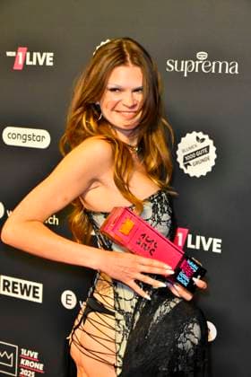 ABBbielefeld: Ikkimel, Melina Gaby Strauß Strauss Preistraegerin mit Krone Saengerin zu Gast auf dem roten Teppich bei der Verleihung des WDR Musikpreis 1 Live Krone im Lokschuppen Bielefeld am 04.12.2025 NRW Deutschland