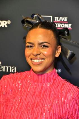 ABBbielefeld: Aminata Belli Saengerin zu Gast auf dem roten Teppich bei der Verleihung des WDR Musikpreis 1 Live Krone im Lokschuppen Bielefeld am 04.12.2025 NRW Deutschland