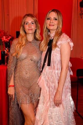 Lottie Moss und Mischa Barton beim Mon Cheri Barbara Tag Event am 4.12.2025 in der Residenz in Muenchen Mon Cheri Barbara Tag 2025 Event in Muenchen