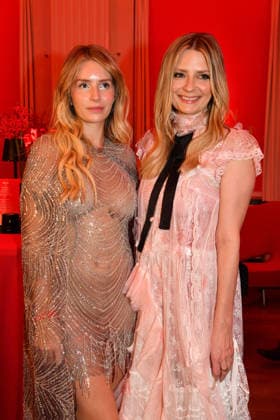 Lottie Moss und Mischa Barton beim Mon Cheri Barbara Tag Event am 4.12.2025 in der Residenz in Muenchen Mon Cheri Barbara Tag 2025 Event in Muenchen