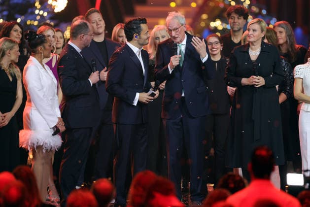Die große Weihnachtsshow 2025 Moderator Giovanni Zarrella mit Johannes Zurnieden (Gründer und Geschäftsführer des Bonner Kreuzfahrtveranstalters Phoenix Reisen), welcher gerade im Namen von Phoenix Reisen 1,2 Millionen Euro. gespendet hat. Die große Weihnachtsshow präsentiert von Giovanni Zarrella. ZDF-Live Sendung vom 04.12.2025 in der Baden-Arena Offenburg. Offenburg, Baden-Württemberg, Deutschland.