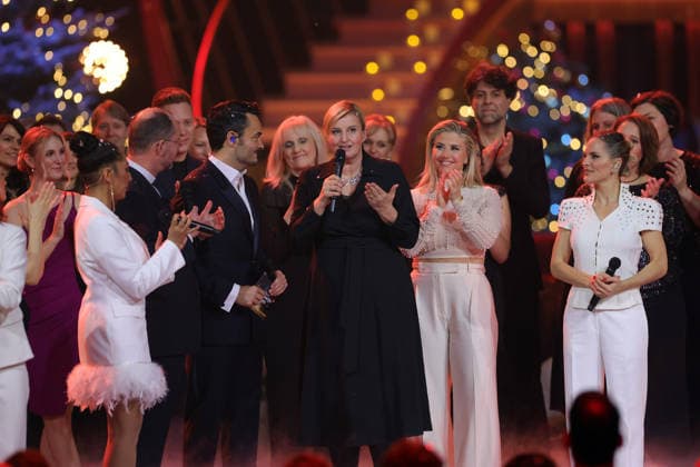 Die große Weihnachtsshow 2025 Moderator Giovanni Zarrella mit Dr. Andreas Frick (Chef von Misereor), Dr. Dagmar Pruin und Mitwirkende. Die große Weihnachtsshow präsentiert von Giovanni Zarrella. ZDF-Live Sendung vom 04.12.2025 in der Baden-Arena Offenburg. Offenburg, Baden-Württemberg, Deutschland.