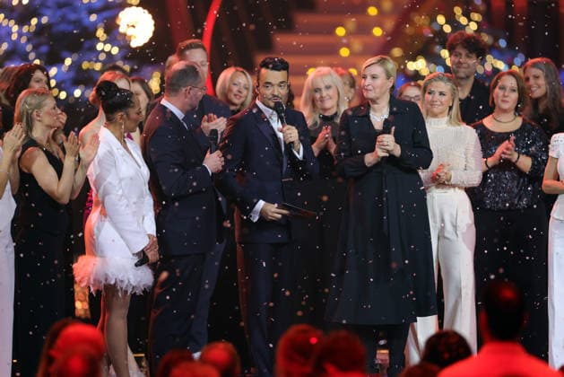 Die große Weihnachtsshow 2025 Moderator Giovanni Zarrella mit Dr. Andreas Frick (Chef von Misereor), Dr. Dagmar Pruin und Mitwirkende. Die große Weihnachtsshow präsentiert von Giovanni Zarrella. ZDF-Live Sendung vom 04.12.2025 in der Baden-Arena Offenburg. Offenburg, Baden-Württemberg, Deutschland.