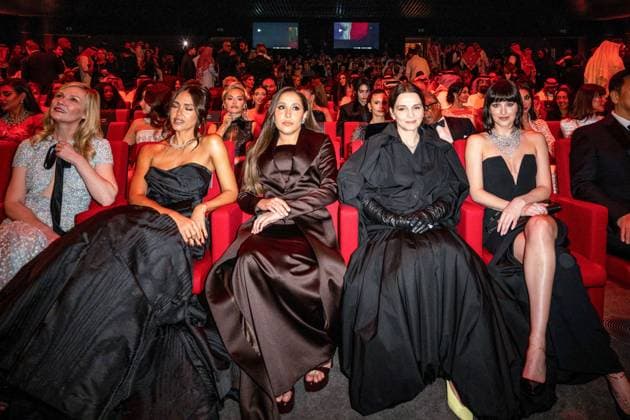 Red Sea Film Festival Opening Ceremony - Jeddah L-R : Kirsten Dunst, Jessica Alba, Jomana Alrashid, Juliette Binoche and Dakota Johnson attend the opening ceremony of the 5th edition of the Red Sea Film Festival in Jeddah, Saudi Arabia, on December 4, 2025. Photo by Balkis Press ABACAPRESS.COM Jeddah Saudi Arabia  Copyright: xBalkisxPress ABACAx