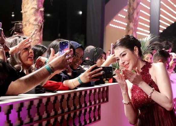 Red Sea Film Festival Opening Ceremony - Jeddah Faye Peraya waves to fans on the red carpet during the opening ceremony of the 5th edition of the Red Sea Film Festival in Jeddah, Saudi Arabia, on December 4, 2025. Photo by Balkis Press ABACAPRESS.COM Jeddah Saudi Arabia  Copyright: xBalkisxPress ABACAx