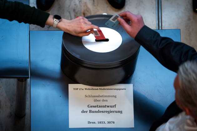 Deutscher Bundestag, 48. Plenarsitzung Symbolbild Abstimmung zum Thema Wehrdienst-Modernisierungsgesetz bei der 48. Sitzung des Deutschen Bundestag in Berlin, 05.12.2025 Berlin Berlin Deutschland *** German Bundestag, 48th plenary session Symbolic image Vote on the Military Service Modernization Act at the 48th session of the German Bundestag in Berlin, 05 12 2025 Berlin Berlin Germany