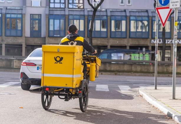 Briefträger der Deutsche Post unterwegs mit seinem Fahrrad. 17.11.2025. Stuttgart, Baden-Württemberg, Deutschland *** Deutsche Post letter carrier riding his bicycle 17 11 2025 Stuttgart, Baden Württemberg, Germany