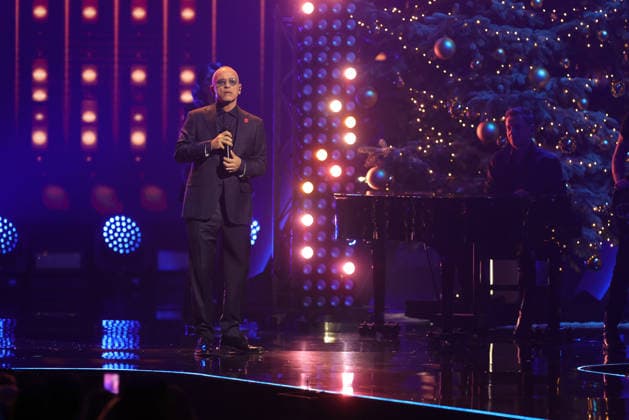 Die große Weihnachtsshow 2025 Eros Ramazzotti (italienischer Popsänger, Songwriter und Musikproduzent). Die große Weihnachtsshow präsentiert von Giovanni Zarrella. ZDF-Live Sendung vom 04.12.2025 in der Baden-Arena Offenburg. Offenburg, Baden-Württemberg, Deutschland.