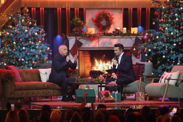 Die große Weihnachtsshow 2025 Moderator Giovanni Zarrella mit Eros Ramazzotti (italienischer Popsänger, Songwriter und Musikproduzent). Die große Weihnachtsshow präsentiert von Giovanni Zarrella. ZDF-Live Sendung vom 04.12.2025 in der Baden-Arena Offenburg. Offenburg, Baden-Württemberg, Deutschland.