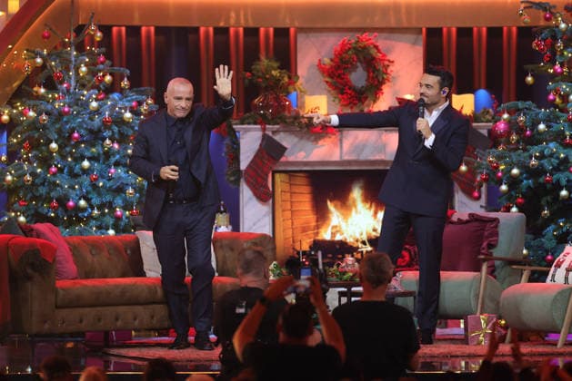 Die große Weihnachtsshow 2025 Moderator Giovanni Zarrella mit Eros Ramazzotti (italienischer Popsänger, Songwriter und Musikproduzent). Die große Weihnachtsshow präsentiert von Giovanni Zarrella. ZDF-Live Sendung vom 04.12.2025 in der Baden-Arena Offenburg. Offenburg, Baden-Württemberg, Deutschland.