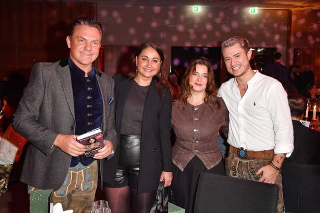 Stefan Mross mit Partnerin Eva Luginger, Ronja Forcher und Max Weidner bei der 2. Kindeswohl-Berlin Charity Gala 2025 im Hotel Pullman Berlin Schweizerhof in Berlin 04.12.2025