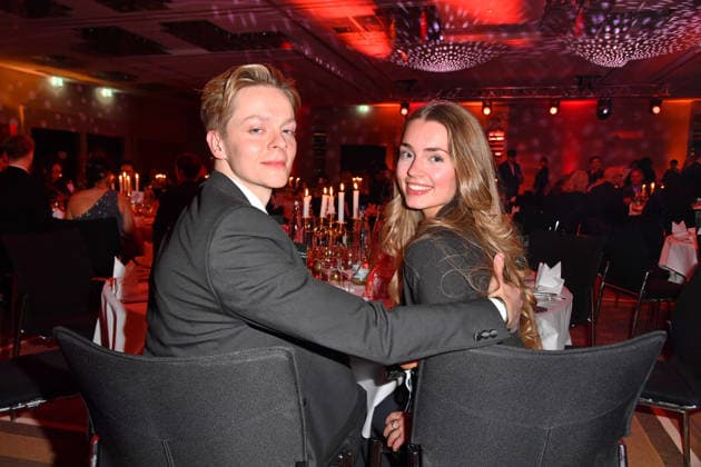 Jonas Monar mit Freundin Emilie Port bei der 2. Kindeswohl-Berlin Charity Gala 2025 im Hotel Pullman Berlin Schweizerhof in Berlin 04.12.2025