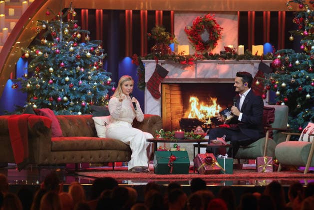 Die große Weihnachtsshow 2025 Moderator Giovanni Zarrella mit Beatrice Egli (Schweizer Schlagersängerin). Die große Weihnachtsshow präsentiert von Giovanni Zarrella. ZDF-Live Sendung vom 04.12.2025 in der Baden-Arena Offenburg. Offenburg, Baden-Württemberg, Deutschland.