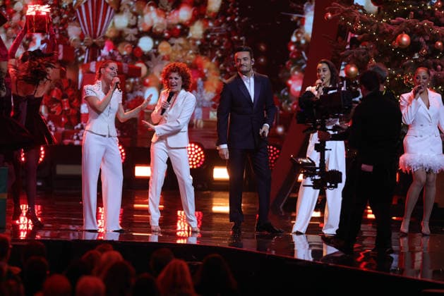 Die große Weihnachtsshow 2025 Moderator Giovanni Zarrella mit den No Angels. Die große Weihnachtsshow präsentiert von Giovanni Zarrella. ZDF-Live Sendung vom 04.12.2025 in der Baden-Arena Offenburg. Offenburg, Baden-Württemberg, Deutschland.