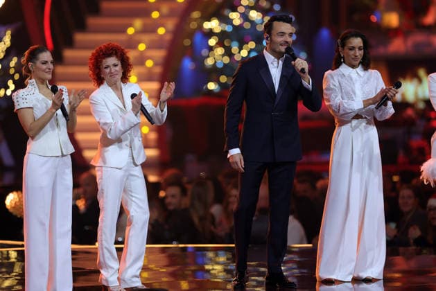 Die große Weihnachtsshow 2025 Moderator Giovanni Zarrella mit den No Angels. Die große Weihnachtsshow präsentiert von Giovanni Zarrella. ZDF-Live Sendung vom 04.12.2025 in der Baden-Arena Offenburg. Offenburg, Baden-Württemberg, Deutschland.