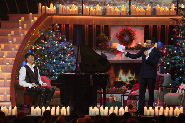 Die große Weihnachtsshow 2025 Moderator Giovanni Zarrella mit Louis Philippson (Pianist und Opus Klassik Gewinner 2025). Die große Weihnachtsshow präsentiert von Giovanni Zarrella. ZDF-Live Sendung vom 04.12.2025 in der Baden-Arena Offenburg. Offenburg, Baden-Württemberg, Deutschland.