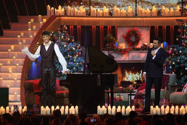 Die große Weihnachtsshow 2025 Moderator Giovanni Zarrella mit Louis Philippson (Pianist und Opus Klassik Gewinner 2025). Die große Weihnachtsshow präsentiert von Giovanni Zarrella. ZDF-Live Sendung vom 04.12.2025 in der Baden-Arena Offenburg. Offenburg, Baden-Württemberg, Deutschland.