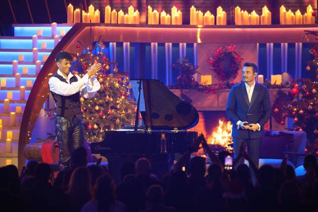 Die große Weihnachtsshow 2025 Moderator Giovanni Zarrella mit Louis Philippson (Pianist und Opus Klassik Gewinner 2025). Die große Weihnachtsshow präsentiert von Giovanni Zarrella. ZDF-Live Sendung vom 04.12.2025 in der Baden-Arena Offenburg. Offenburg, Baden-Württemberg, Deutschland.