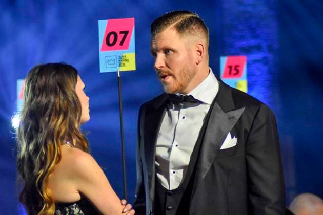 ABBbielefeld: Finch, Nils Wehowsky , Ikkimel, Melina Gaby Strauß Strauss zu Gast auf der Show Behne bei der Verleihung des WDR Musikpreis 1 Live Krone im Lokschuppen Bielefeld am 04.12.2025 NRW Deutschland