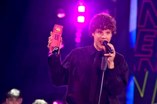 ABBbielefeld: Zartmann Saenger mit Krone Preistraeger auf der Show Behne bei der Verleihung des WDR Musikpreis 1 Live Krone im Lokschuppen Bielefeld am 04.12.2025 NRW Deutschland